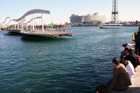 Moderne wandelbrug sluit zich in Port Vell